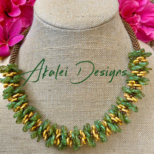 Pop-Up Mākeke - Akalei Designs - Green Picasso Haku Hawaiian Lei Necklace - Close Up