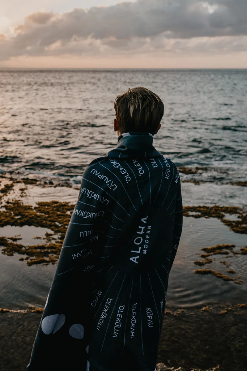 Pop-Up Mākeke - Aloha Modern - Helu Pō Blanket - In Use