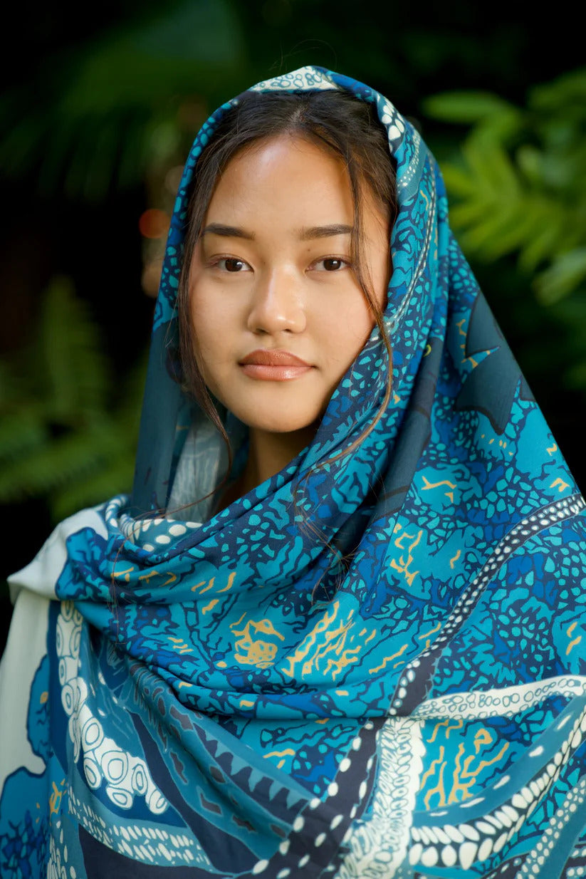 Pop-Up Mākeke - David Shepard Hawaii - Hidden He‘e Pareo & Sarong - In Use