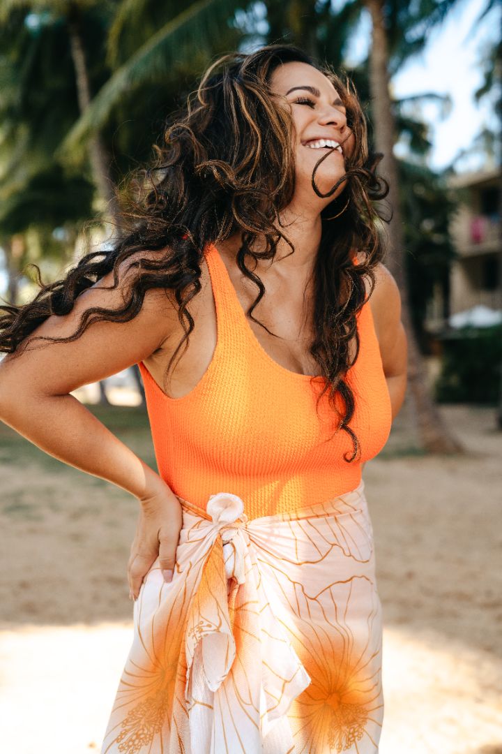 Pop-Up Mākeke - Tag Aloha - Kimié Miner - Catch a Tan Pareo - Front View Close Up