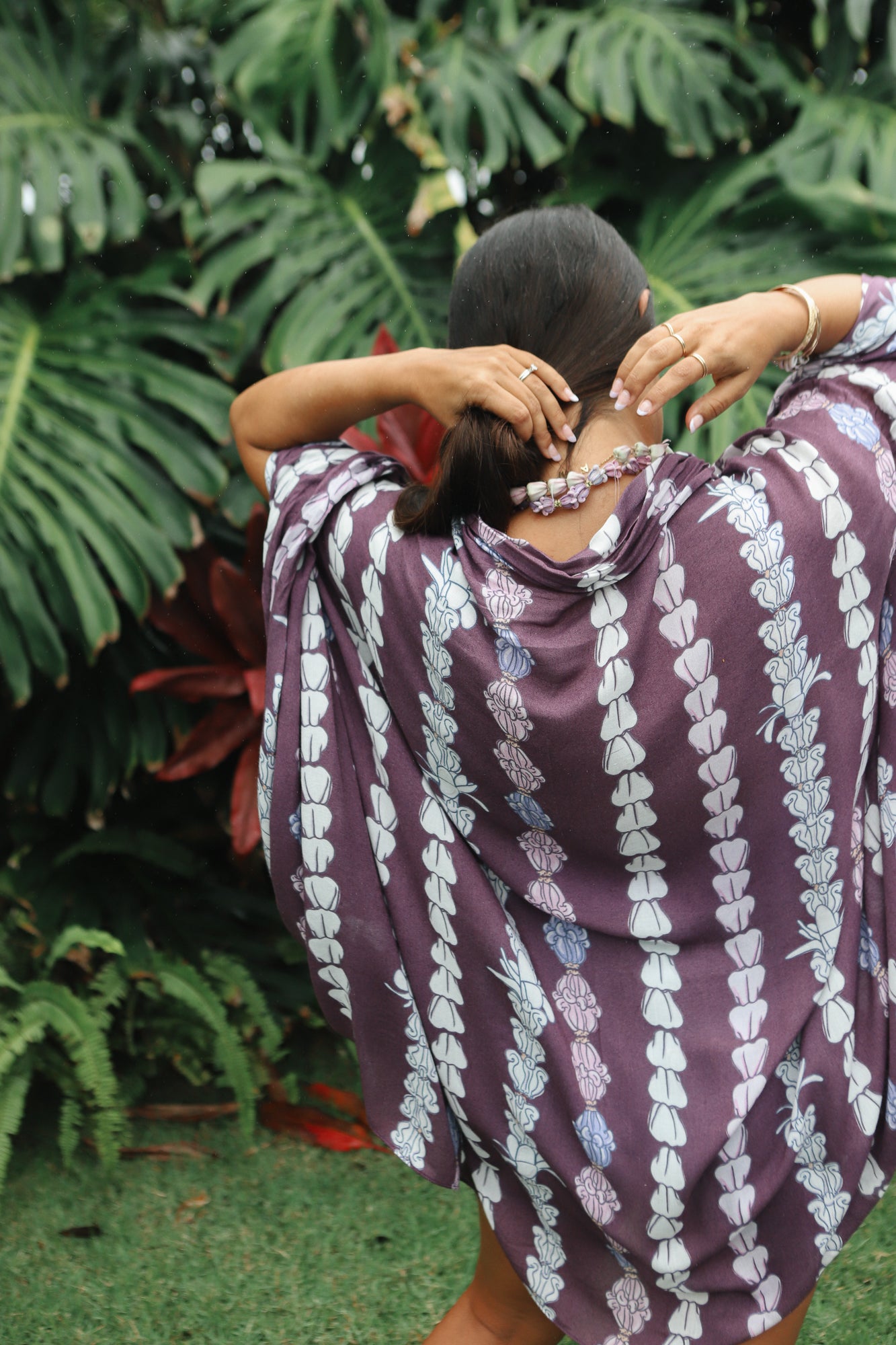 Pop-Up Mākeke - Tag Aloha - Pareo - Crown Flower - Shawl Back View