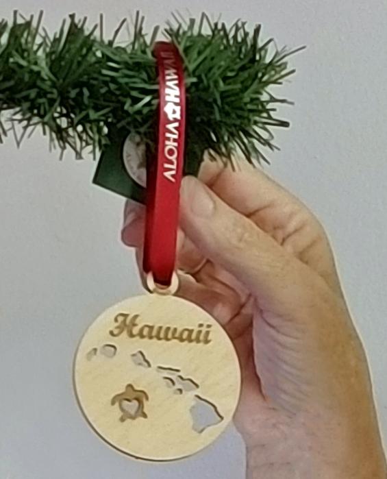 Pop-Up Mākeke - HonuHeart Designs - Islands of Hawaii Birch Wood Christmas Ornament - In Use