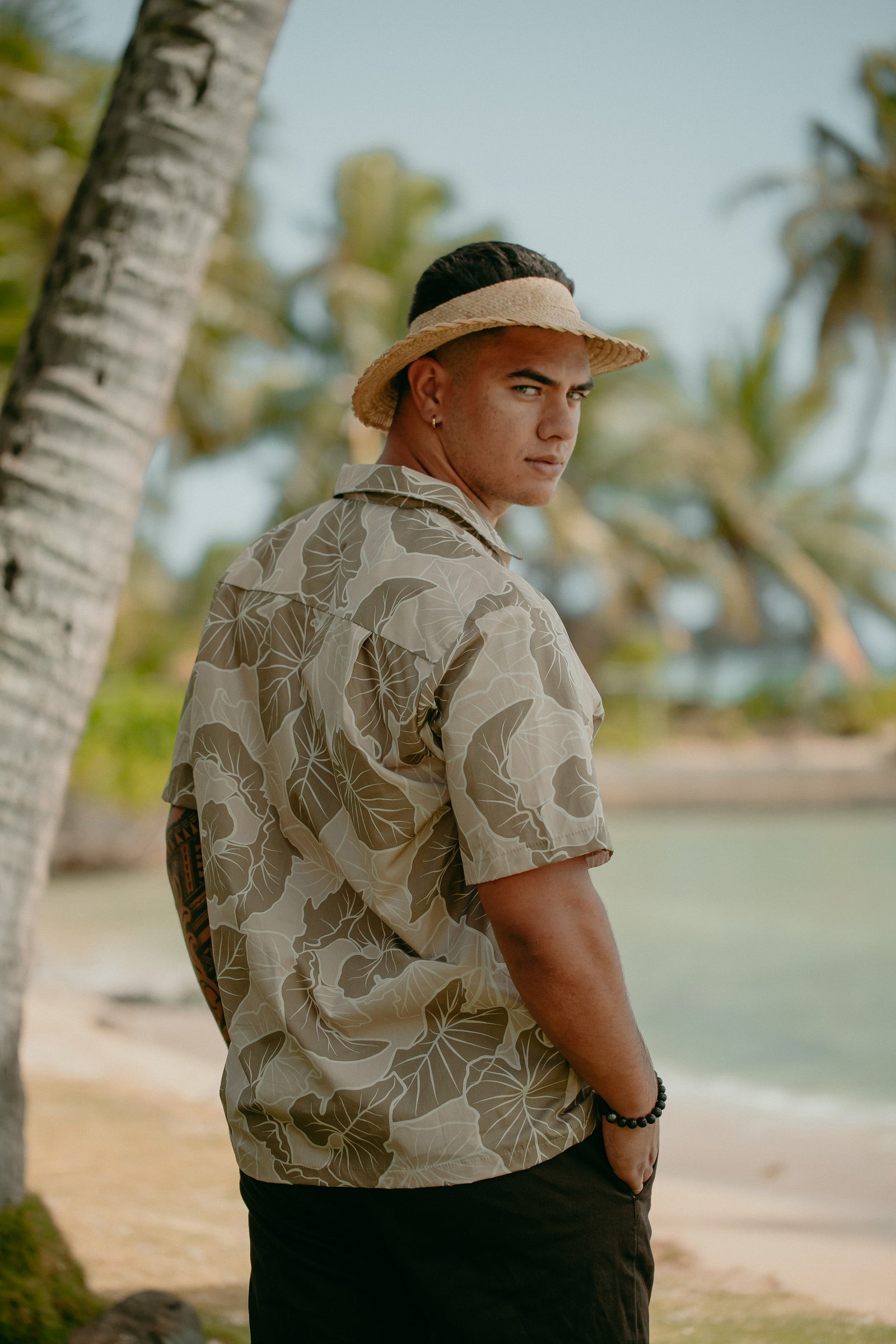 Pop-Up Mākeke - Lexbreezy Hawai'i - Men's Aloha Shirt - Kalo in Beige - Back View