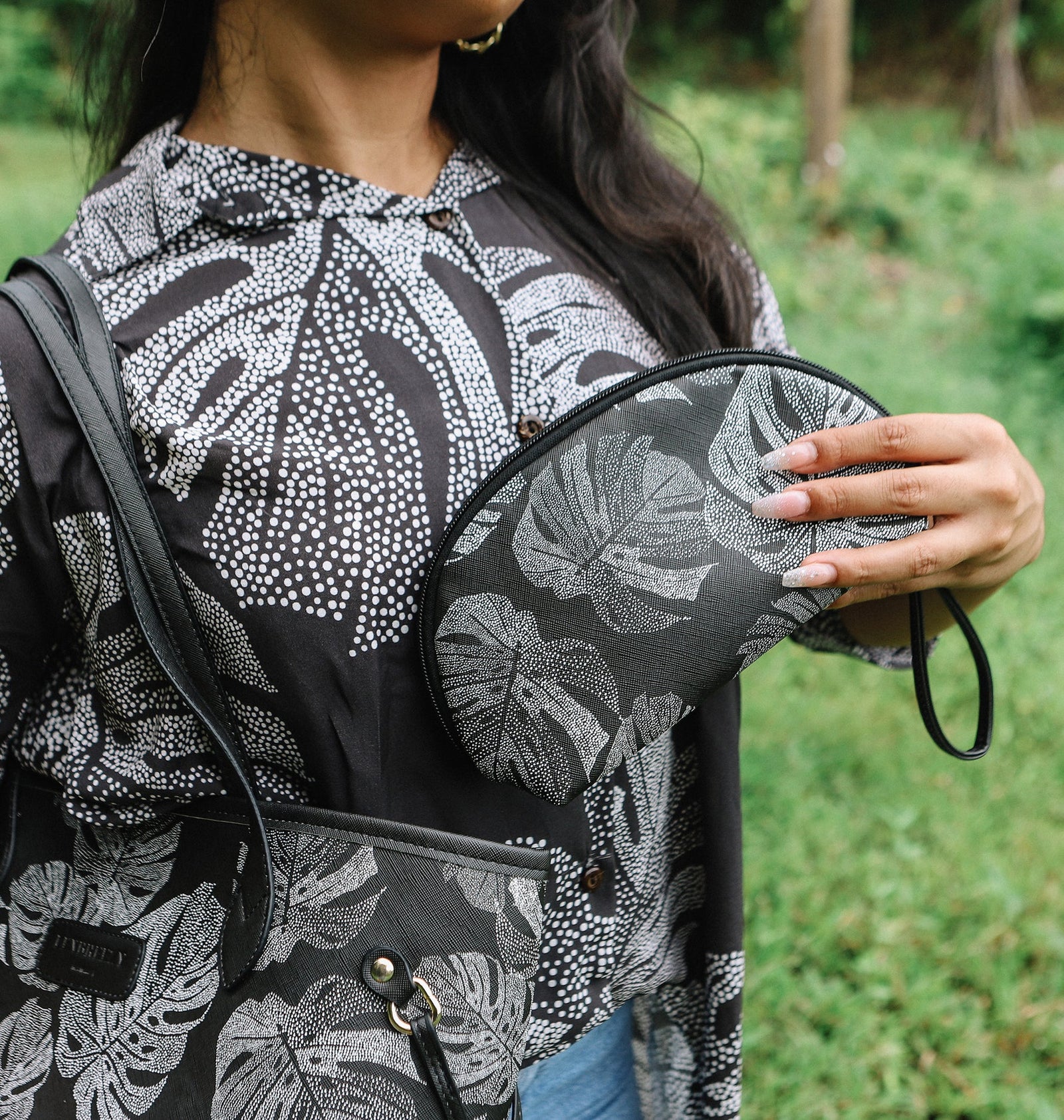 Pop-Up Mākeke - Lexbreezy Hawai'i - ʻEke Bag Set – Mandala Monstera - Close Up Makeup Bag