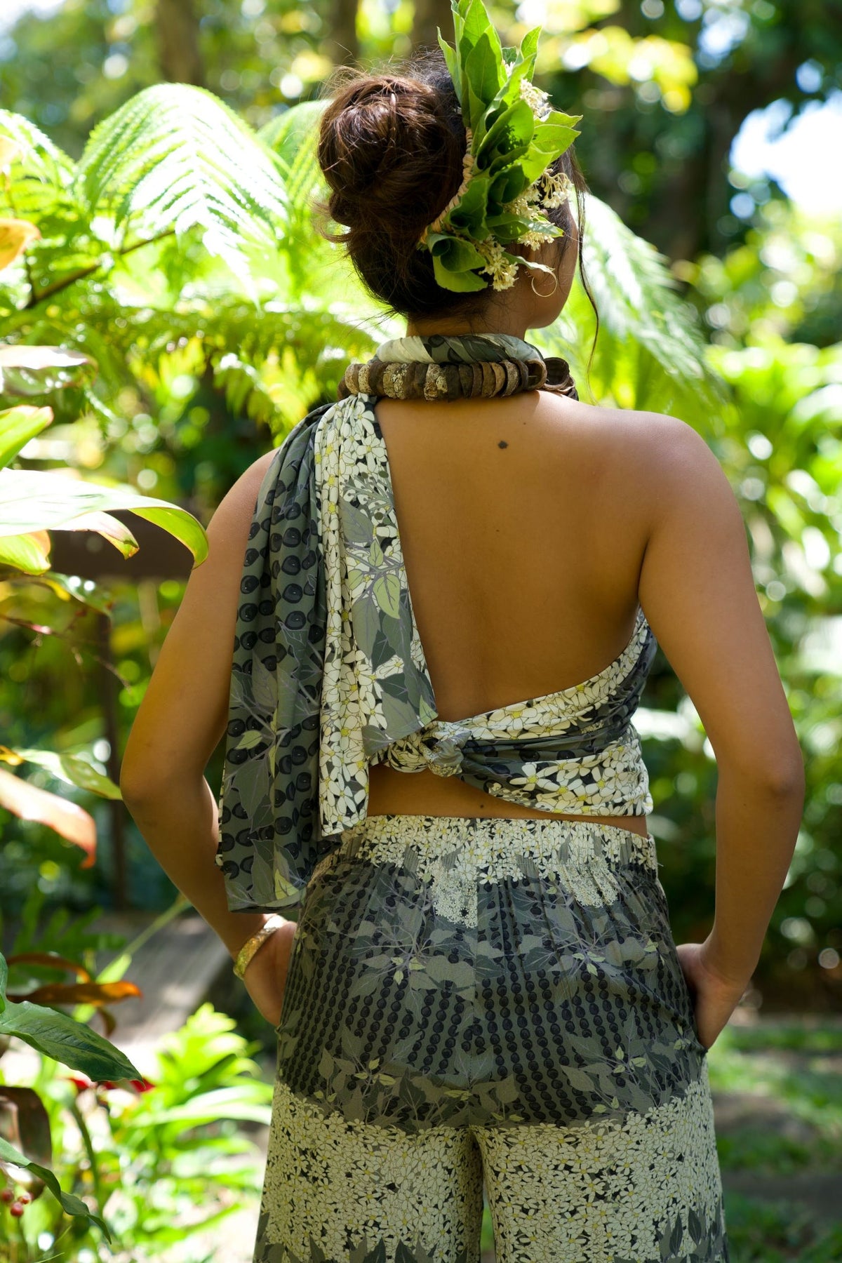 Pop-Up Mākeke - David Shepard Hawaii - Kukui Legacy Pareo/Sarong - Top Use - Back View