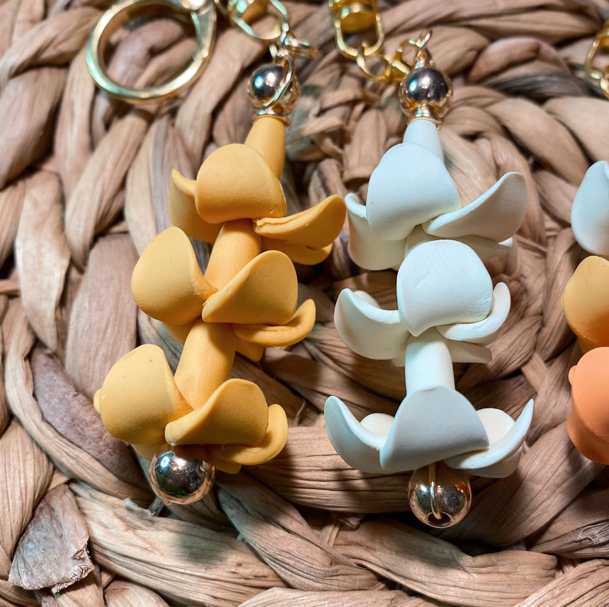 Pop-Up Mākeke - Moani&#39;s Creations - Puakenikeni Keychain - Creamy White