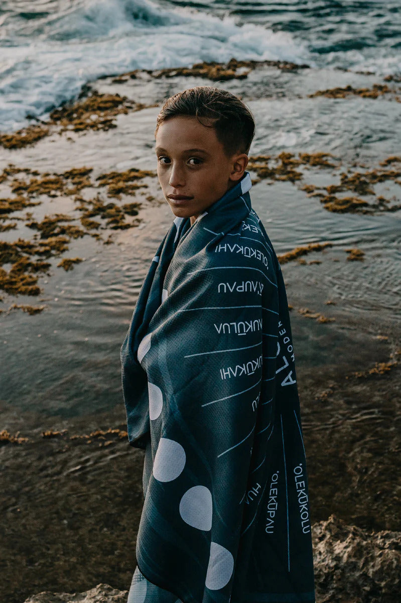 Pop-Up Mākeke - Aloha Modern - Helu Pō Blanket - Front View