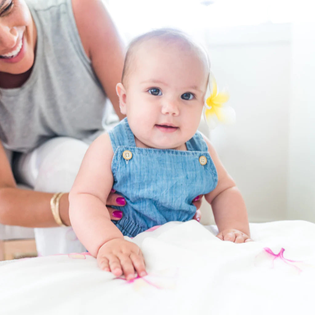 Pop-Up Mākeke - Coco Moon - Plumeria Baby Quilt - In Use