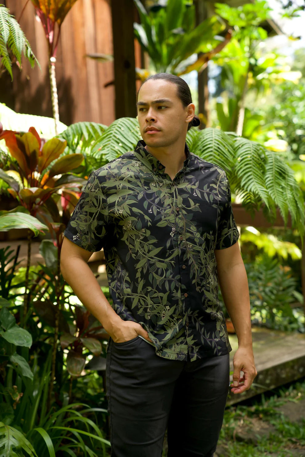 Pop-Up Mākeke - David Shepard Hawaii - Maile Black Men's Aloha Shirt - In Use