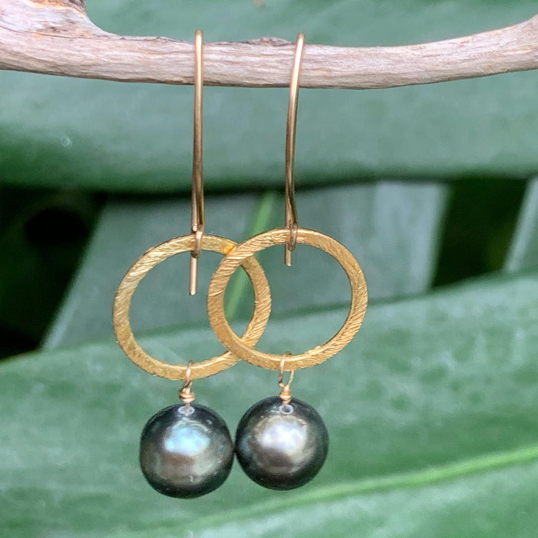 Pop-Up Mākeke - Debby Sato Designs - Tahitian Eternity Circle Hoop Earrings - Vermeil - Close Up