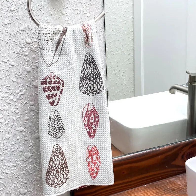 Pop-Up Mākeke - Hinu Rise - Reversible Hand Towel - Tossed Shells - In Use