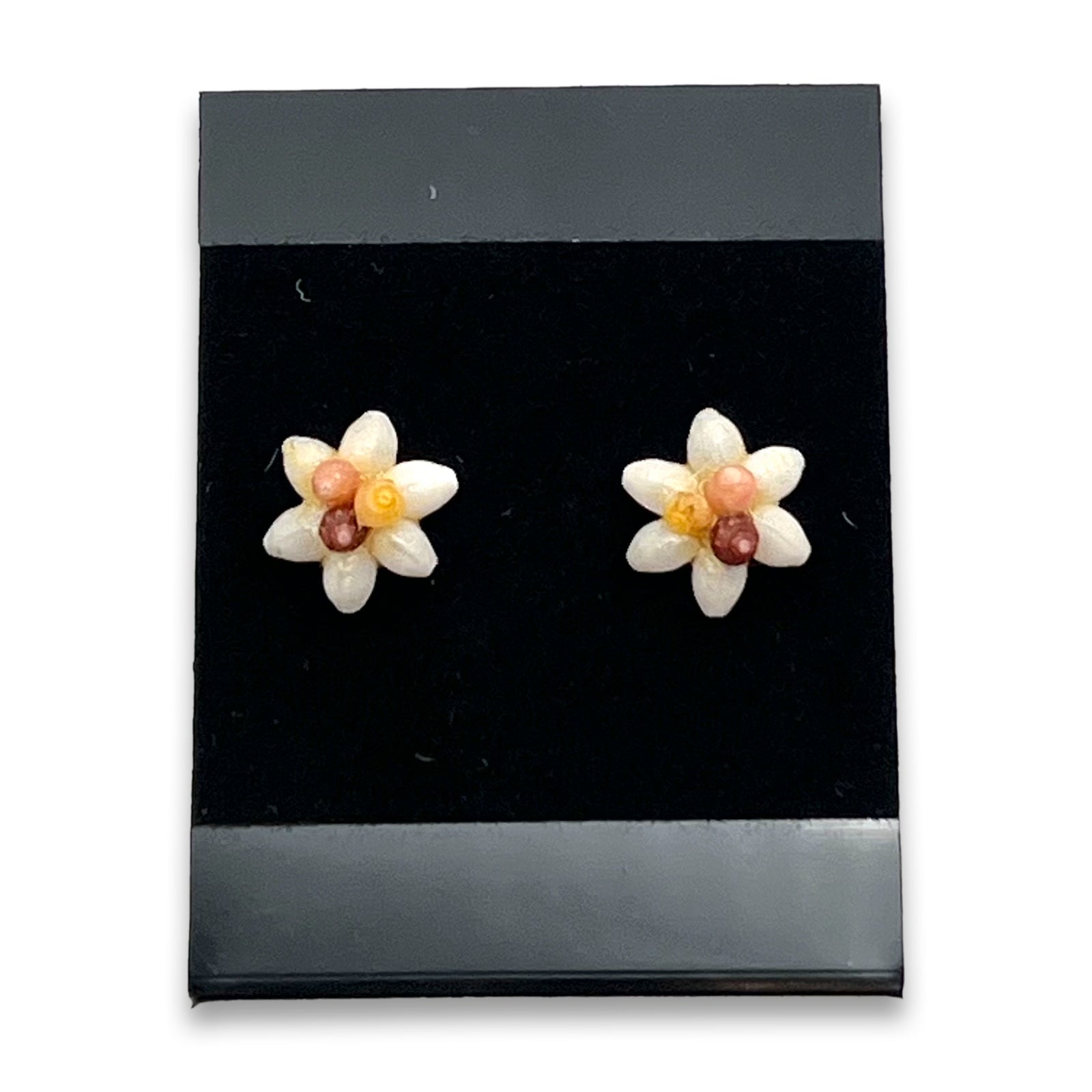 Pop-Up Mākeke - JJ Ohana - Niʻihau Shell Medium Daisy Stud Earrings #121