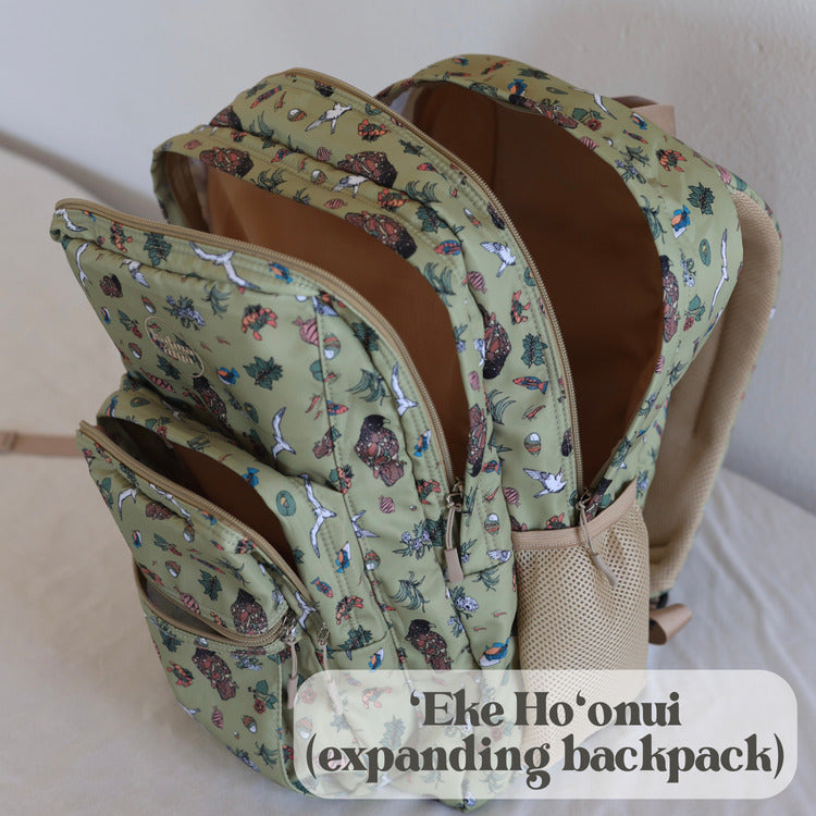 Pop-Up Mākeke - Kahua ʻĀina - ‘Eke Ho’onui (Expanding Backpack) - Green - Side View