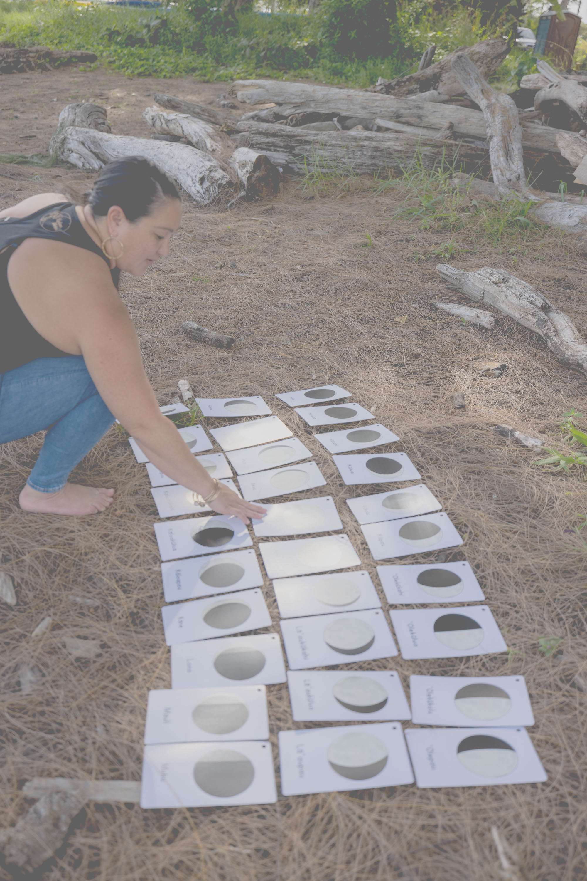 Pop-Up Mākeke - Kaulana Mahina - Kāleka Pō Mahina Flash Cards - In Use