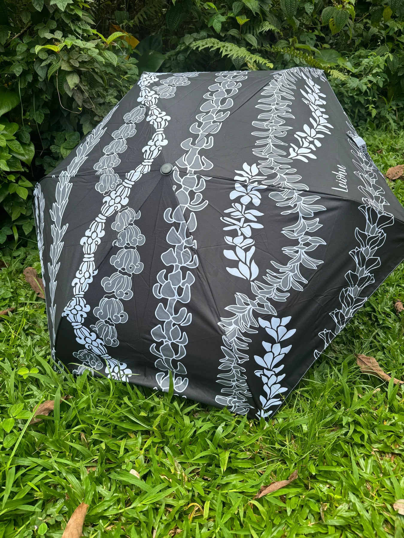 Pop-Up Mākeke - Lei'ohu Designs - Compact Umbrella - Forever Lei 'Ele'Ele - In Use