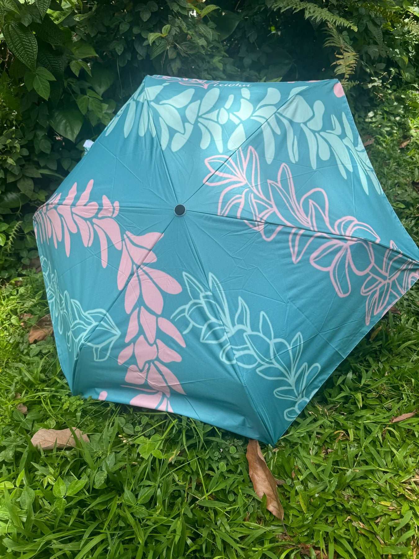 Pop-Up Mākeke - Lei'ohu Designs - Compact Umbrella - Groovy Pua Melia - In Use