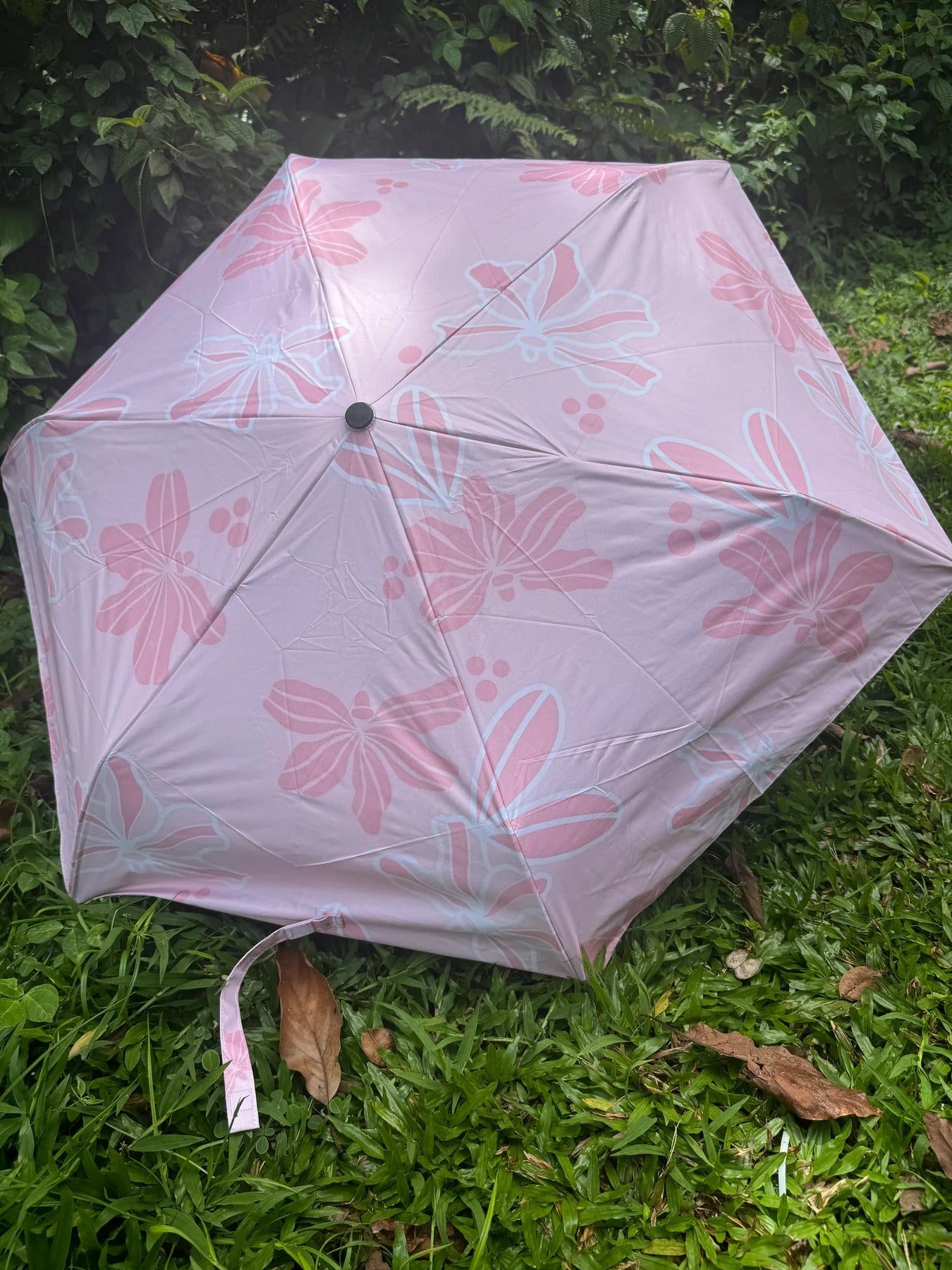 Pop-Up Mākeke - Lei'ohu Designs - Compact Umbrella - Naupaka - In Use