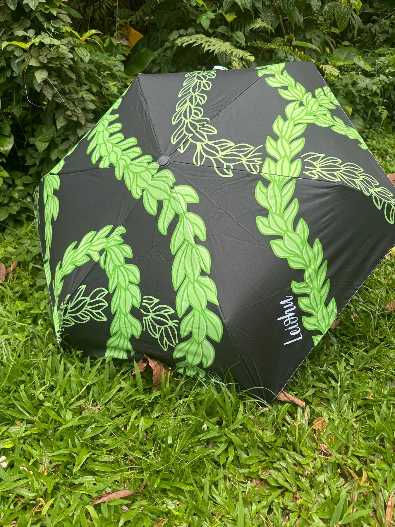 Pop-Up Mākeke - Lei'ohu Designs - Compact Umbrella - Pakalana Twist - In Use