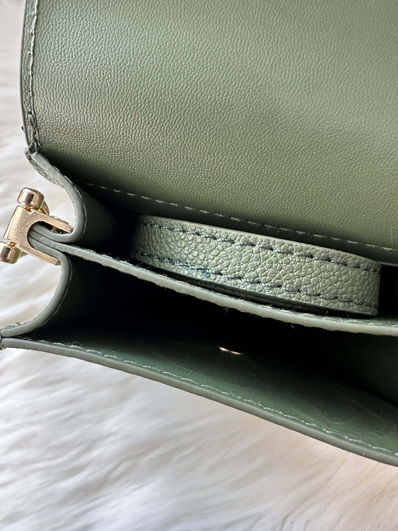 Pop-Up Mākeke - Oceans End Hawaii - Megan Crossbody Bag in Emerald - Close Up