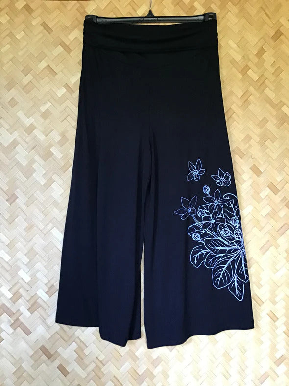 Pop-Up Mākeke - Puahina - Kaila Capri Pants - Stone Ālula - Front View