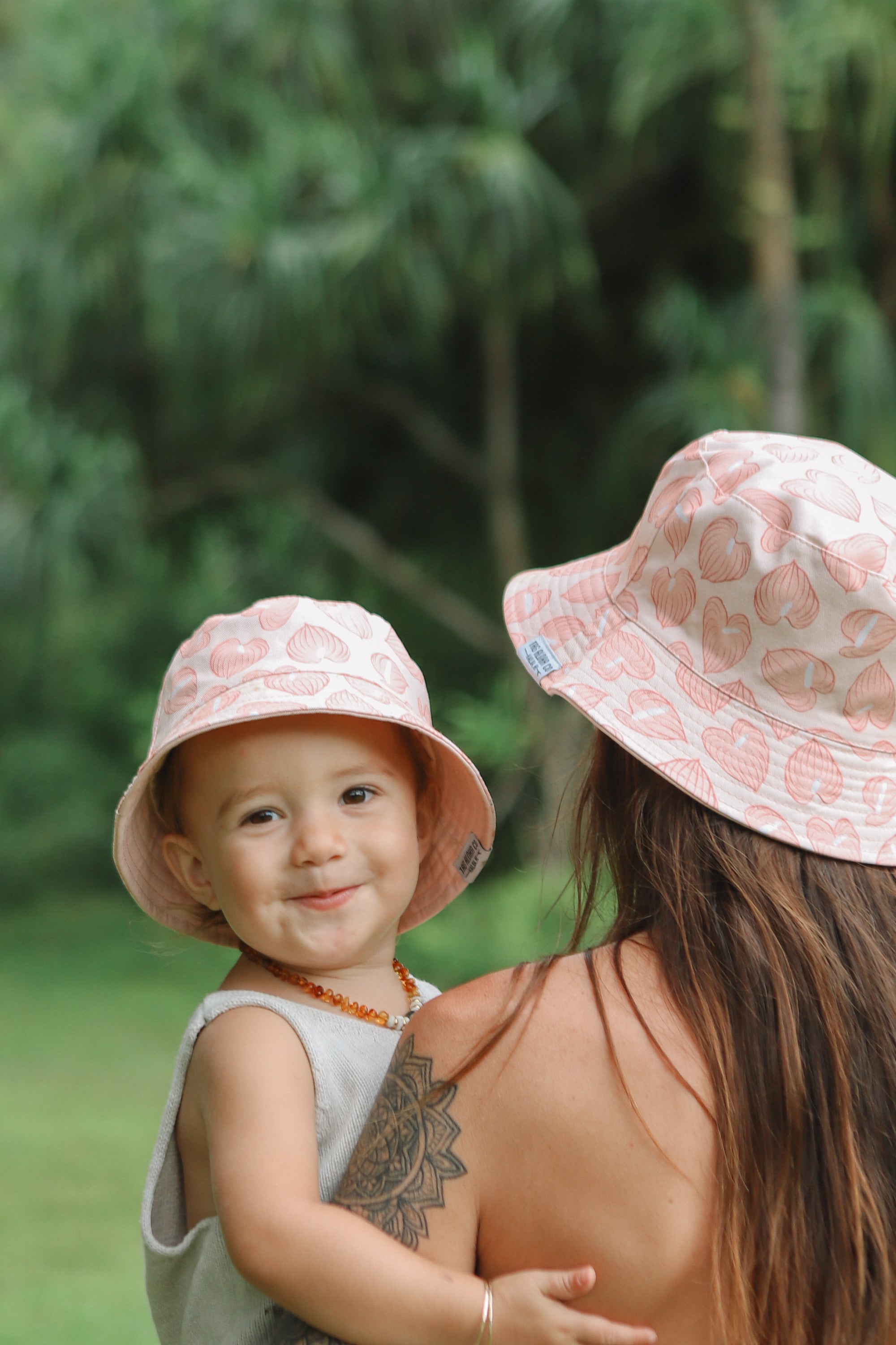 Pop-Up Mākeke - Tag Aloha - Keiki Reversible Bucket Hat - Anthurium - Solid Side