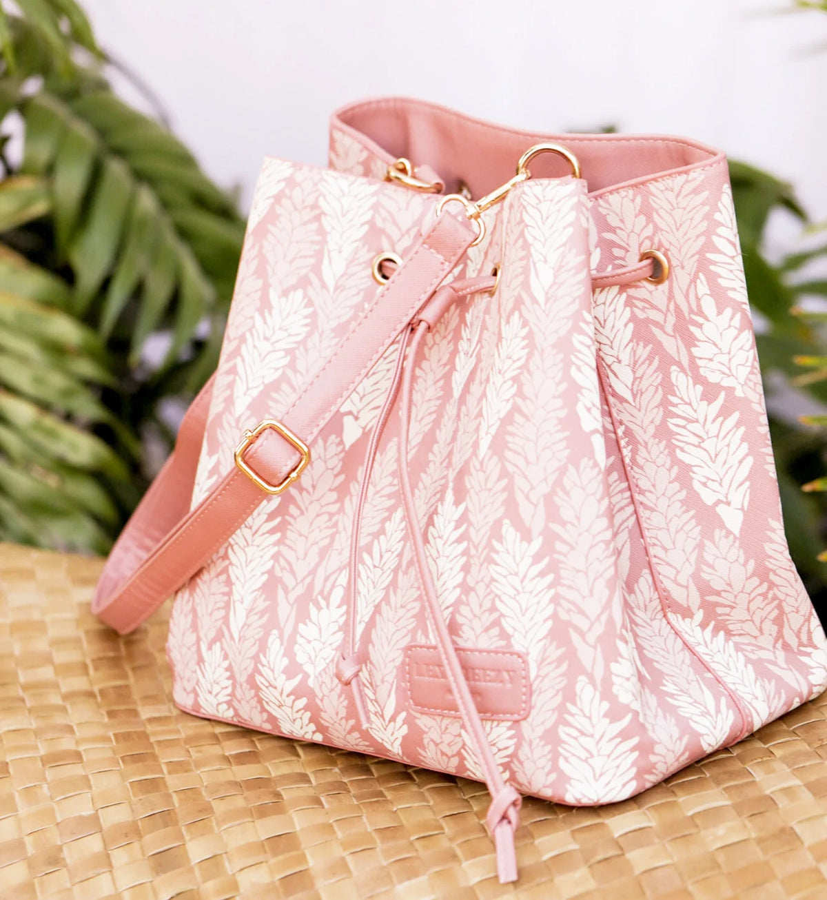 Awapuhi Pakeke Tote Bag