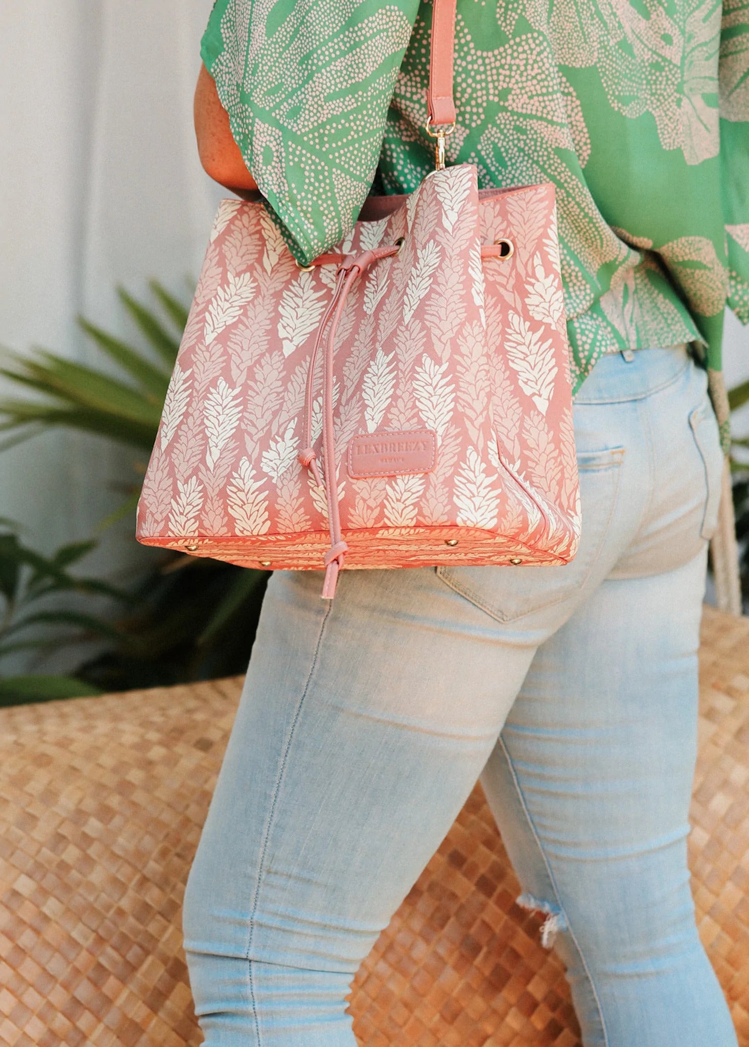 Awapuhi Pakeke Tote Bag