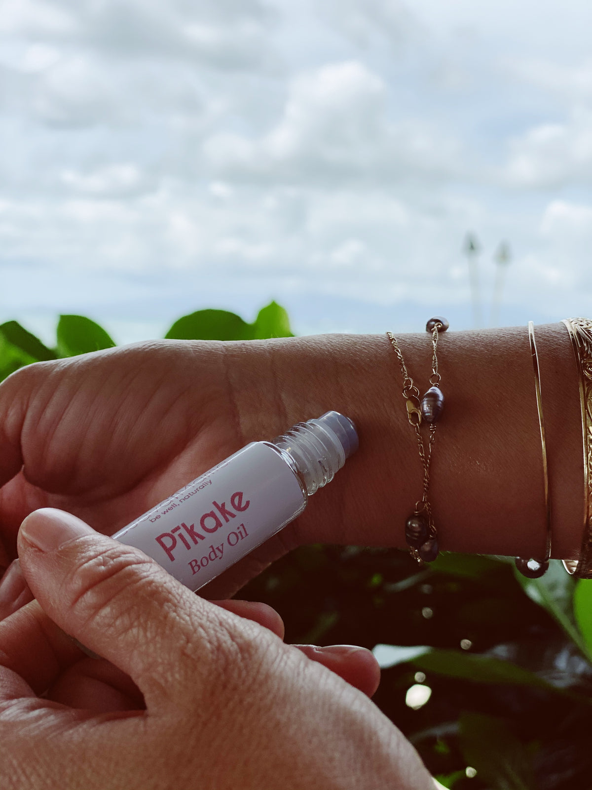 Pop-Up Mākeke - Guava Mama - Pikake Body Oil Roller - In Use