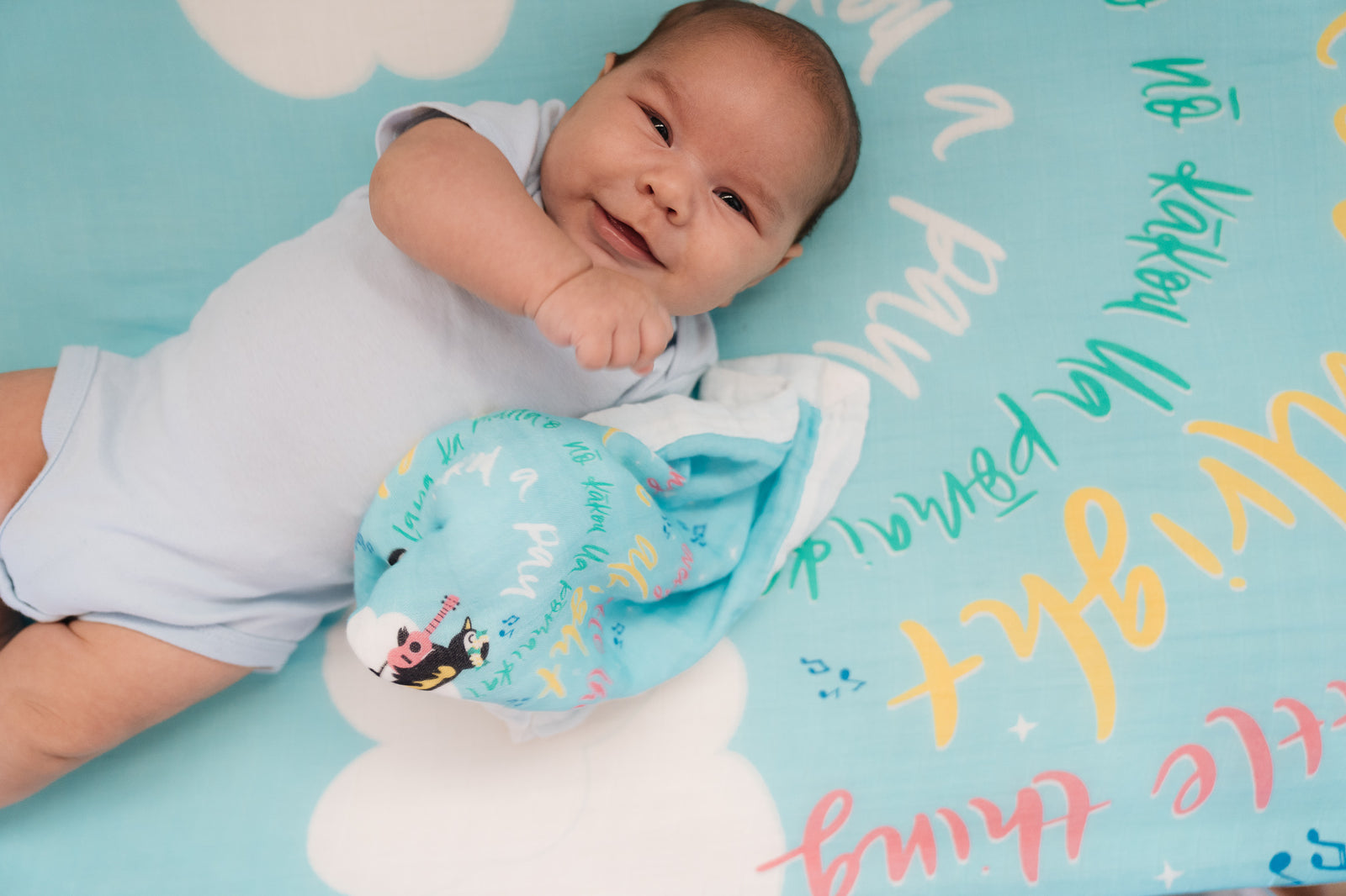 Pop-Up Mākeke - Haku Collective - Three Little Birds Crib Sheet - In Use