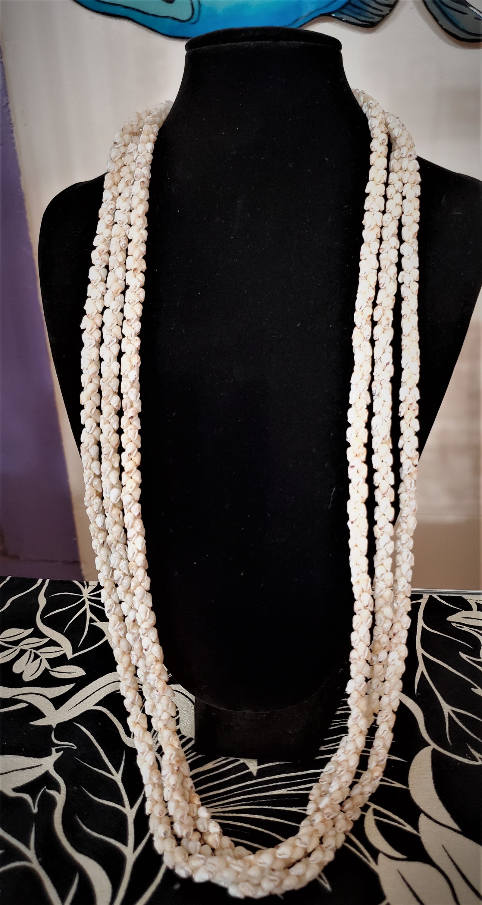 Pop-Up Mākeke - JJ Ohana - Ni‘ihau Shell 3-Strand 36" Pikake Style Lei