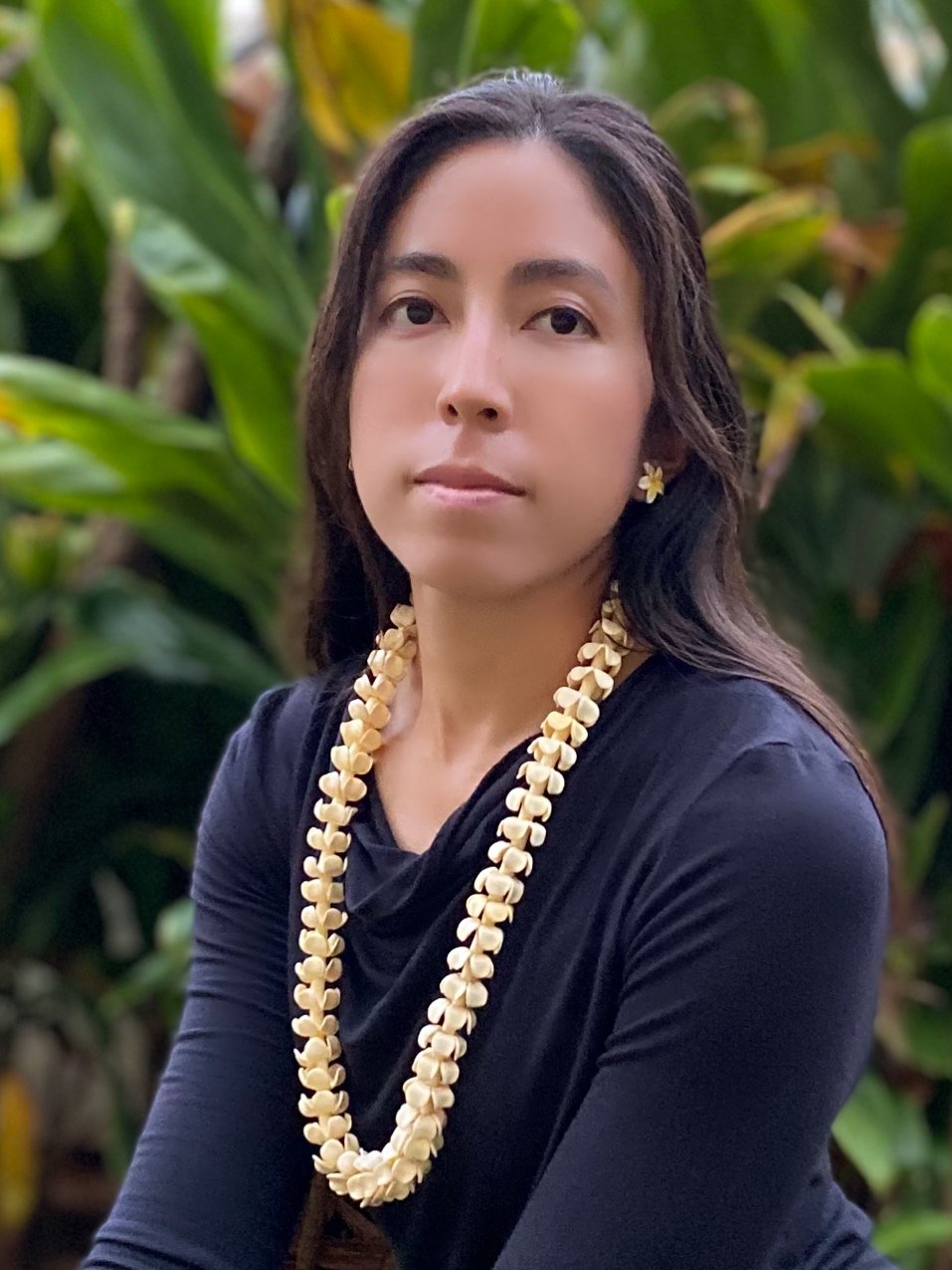 Pop-Up Mākeke - Ohana Expressions - 2nd Day Puakenikeni Lei - 30in - In Use