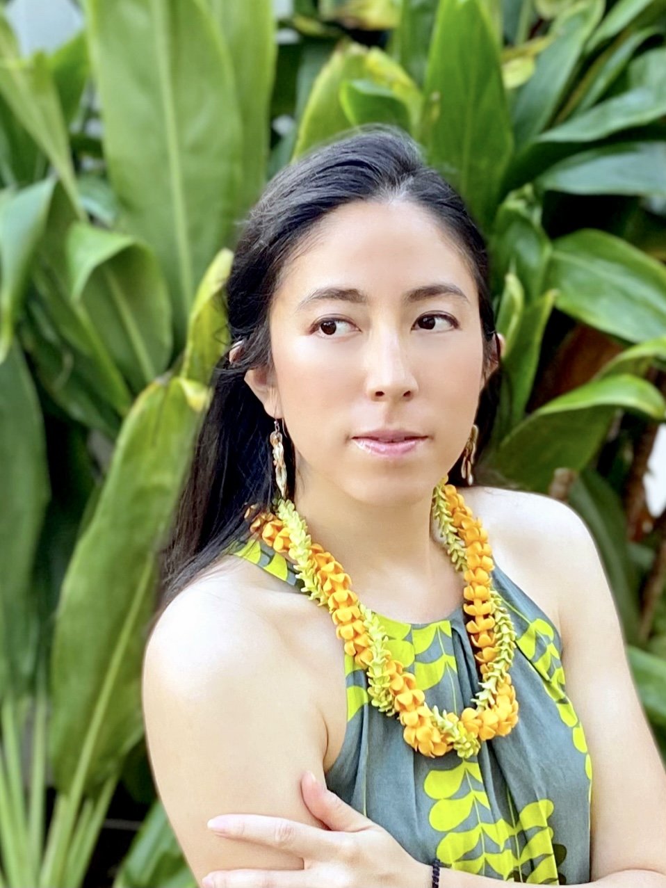 Pop-Up Mākeke - Ohana Expressions - 3rd Day Puakenikeni Lei - 25in - Green & Orange - In Use