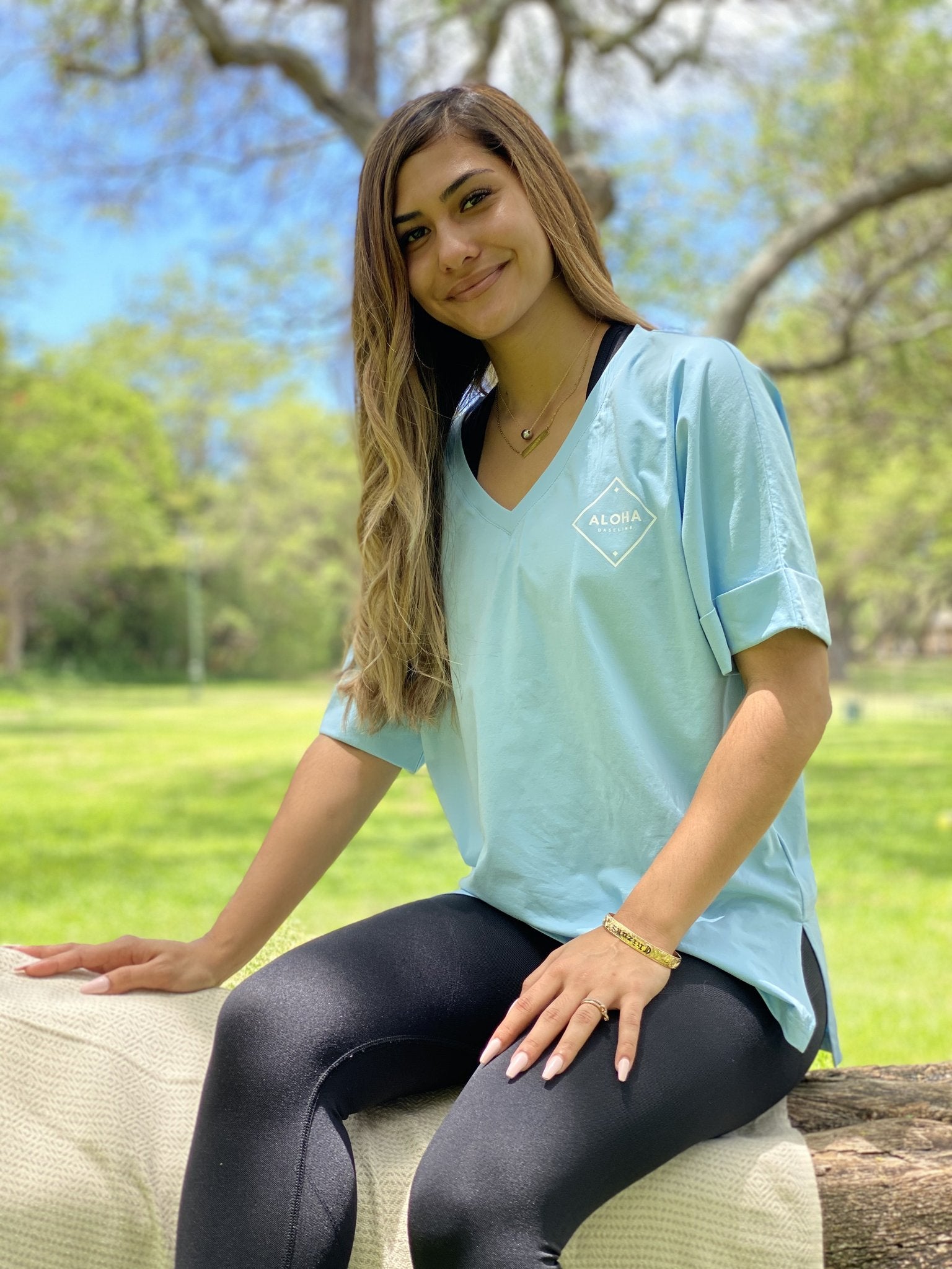 Pop-Up Mākeke - Aloha Mālie - Kia Women's V-Neck T-Shirt