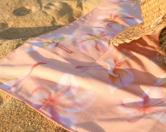 Pop-Up Mākeke - Aloha de Mele - Sand Free Microfiber Towel - Pua Party - In Use