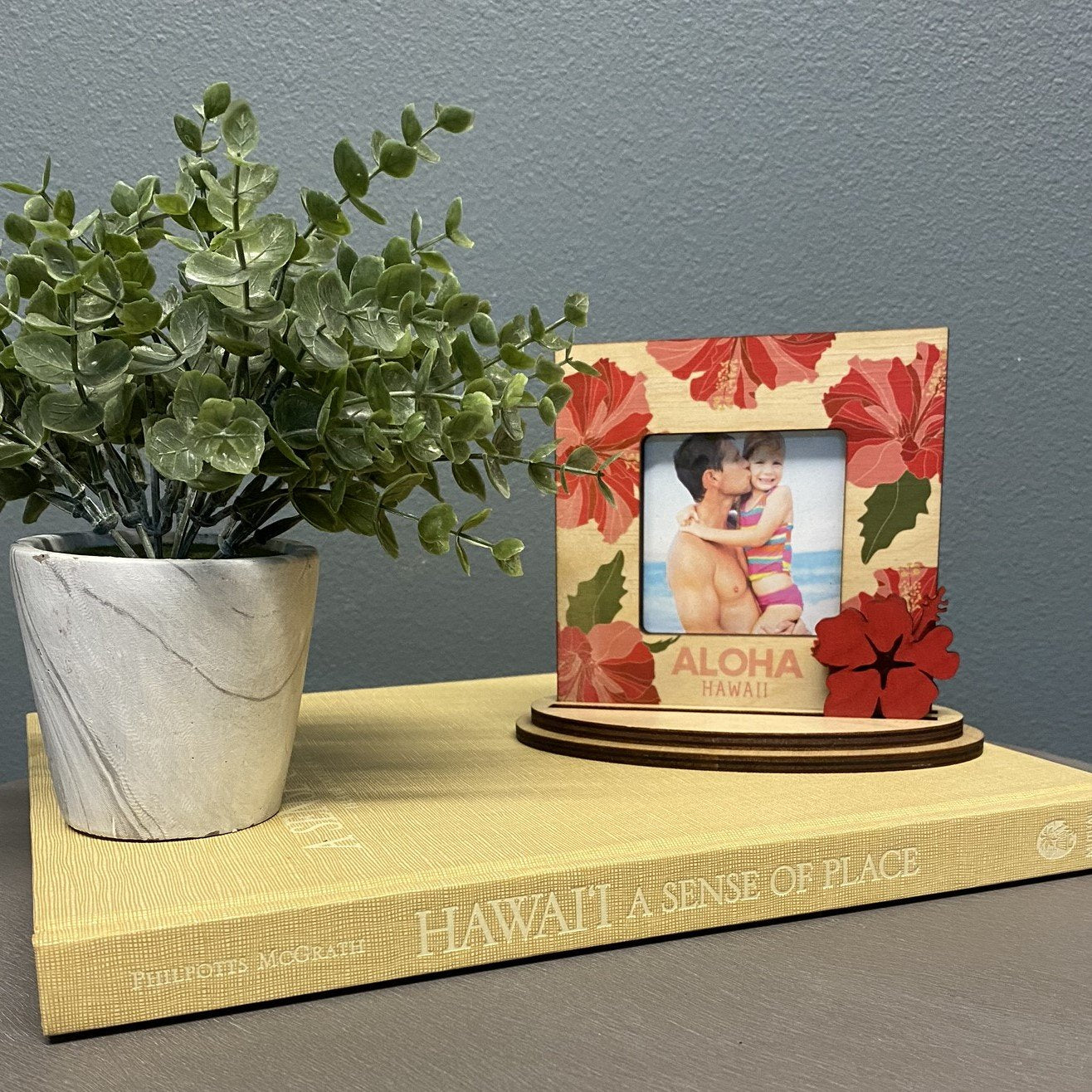 Pop-Up Mākeke - CocoNene - Happy Hibiscus Mini Picture Frame - In Use