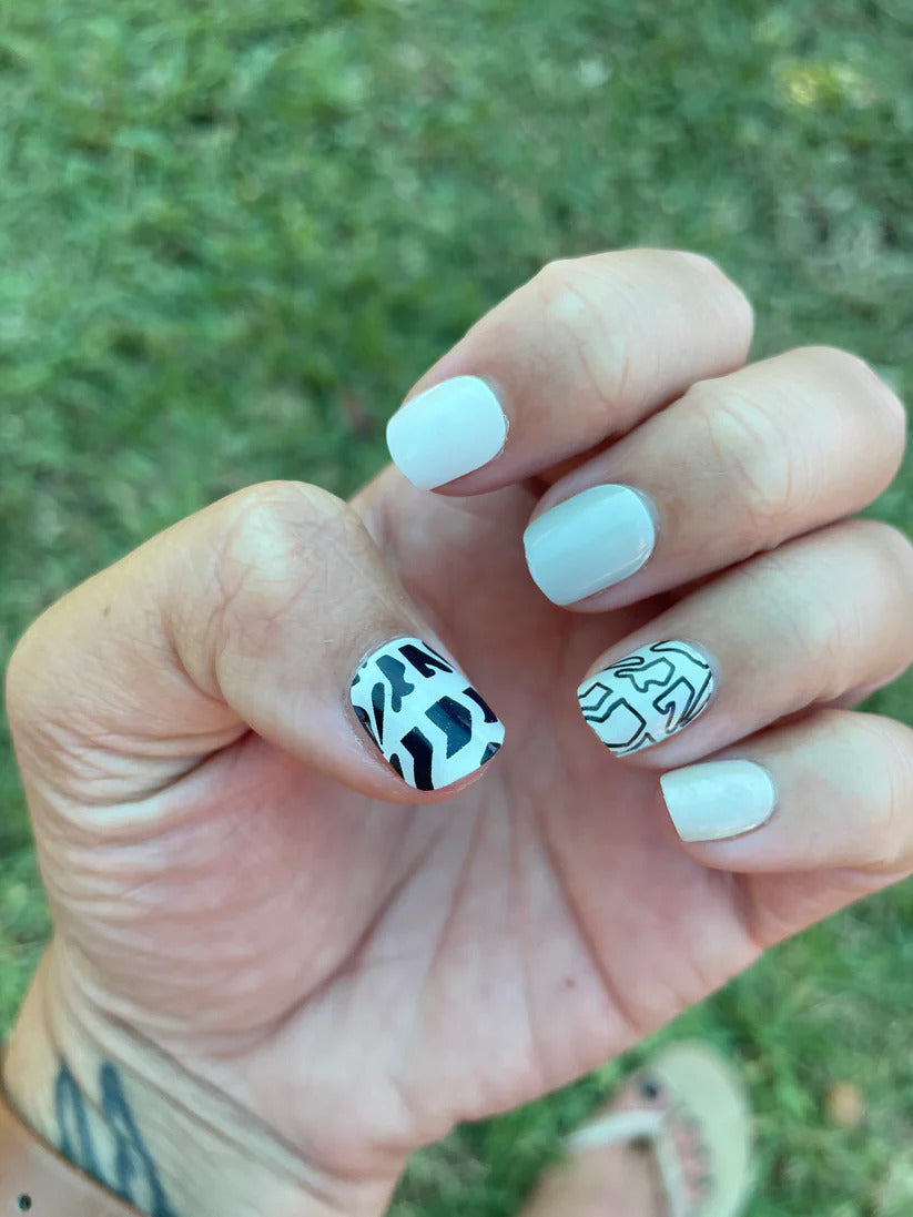 Pop-Up Mākeke - Iwi Nails - Gel Nail Strips - Pūpū Pōniuniu 1 (Hebrew Cone) - In Use