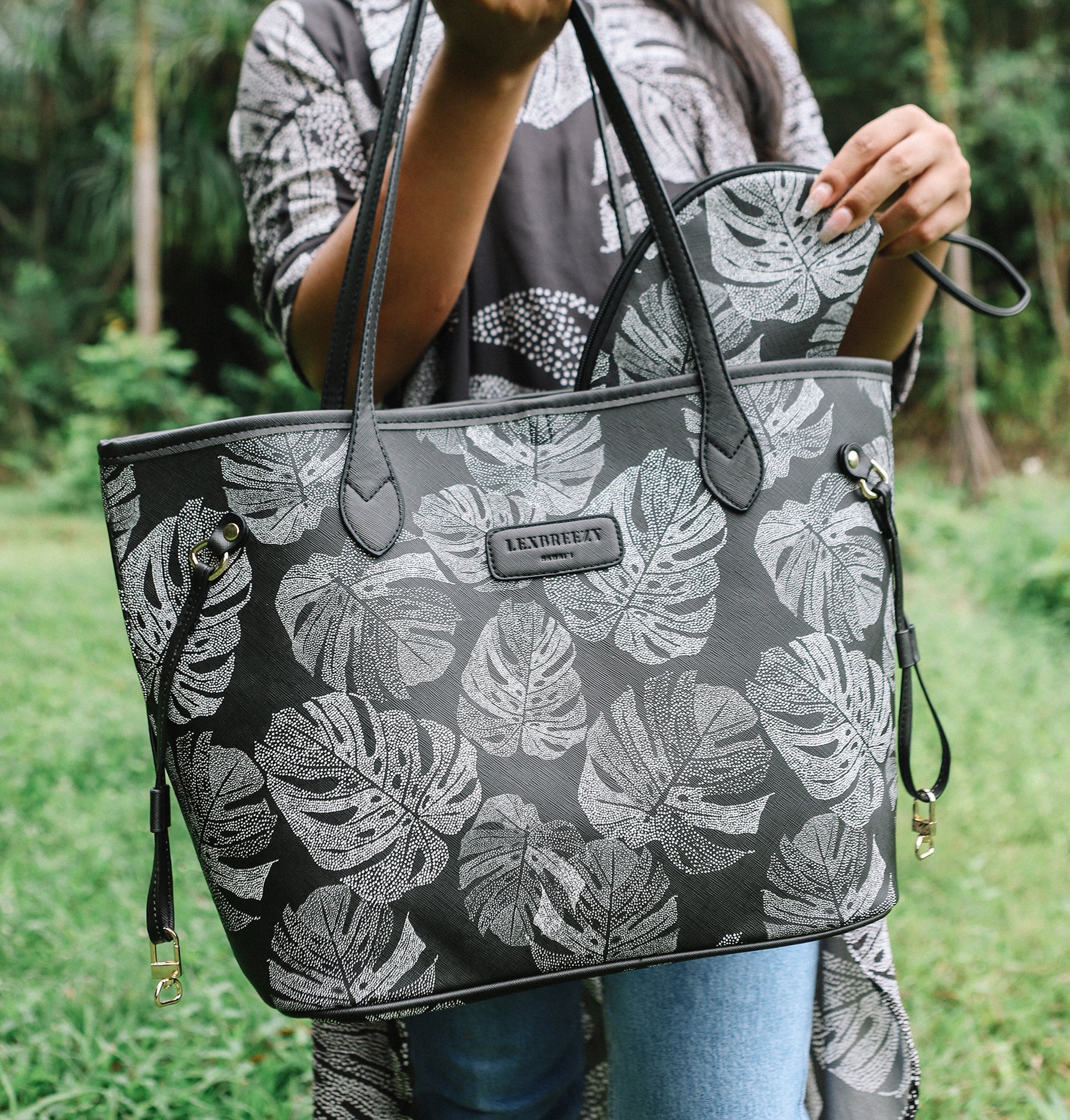 Pop-Up Mākeke - Lexbreezy Hawai'i - ʻEke Bag Set – Mandala Monstera - Close Up