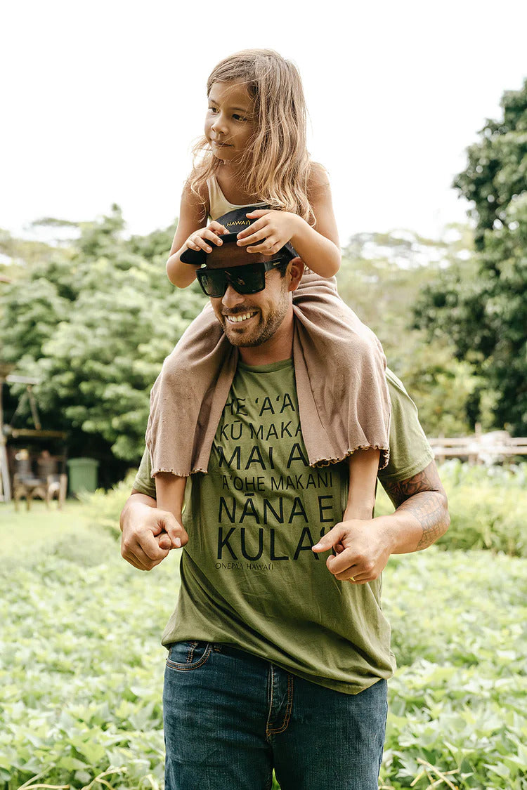 Pop-Up Mākeke - Onepaʻa Hawaiʻi - He ʻAʻaliʻi Au - Unisex Short-Sleeve T-Shirt - In Use