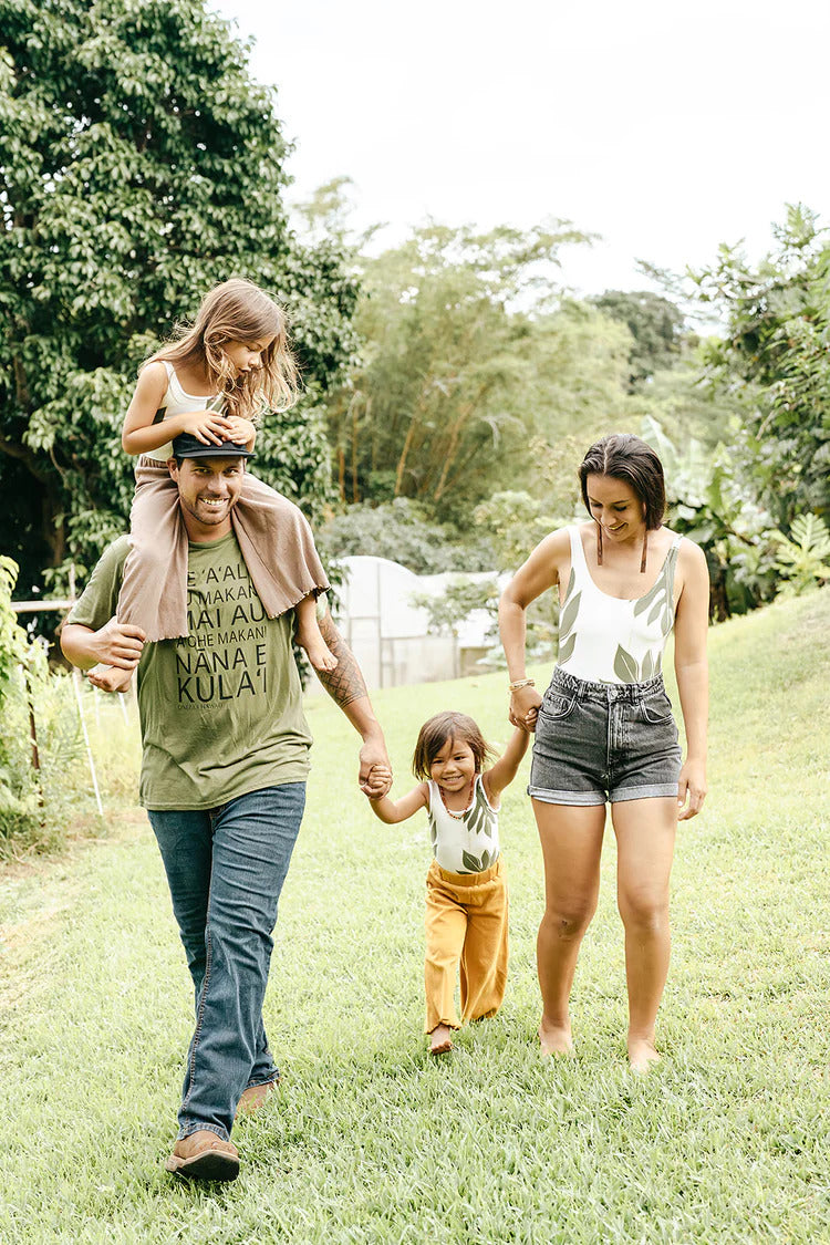 Pop-Up Mākeke - Onepaʻa Hawaiʻi - He ʻAʻaliʻi Au - Unisex Short-Sleeve T-Shirt - In Use