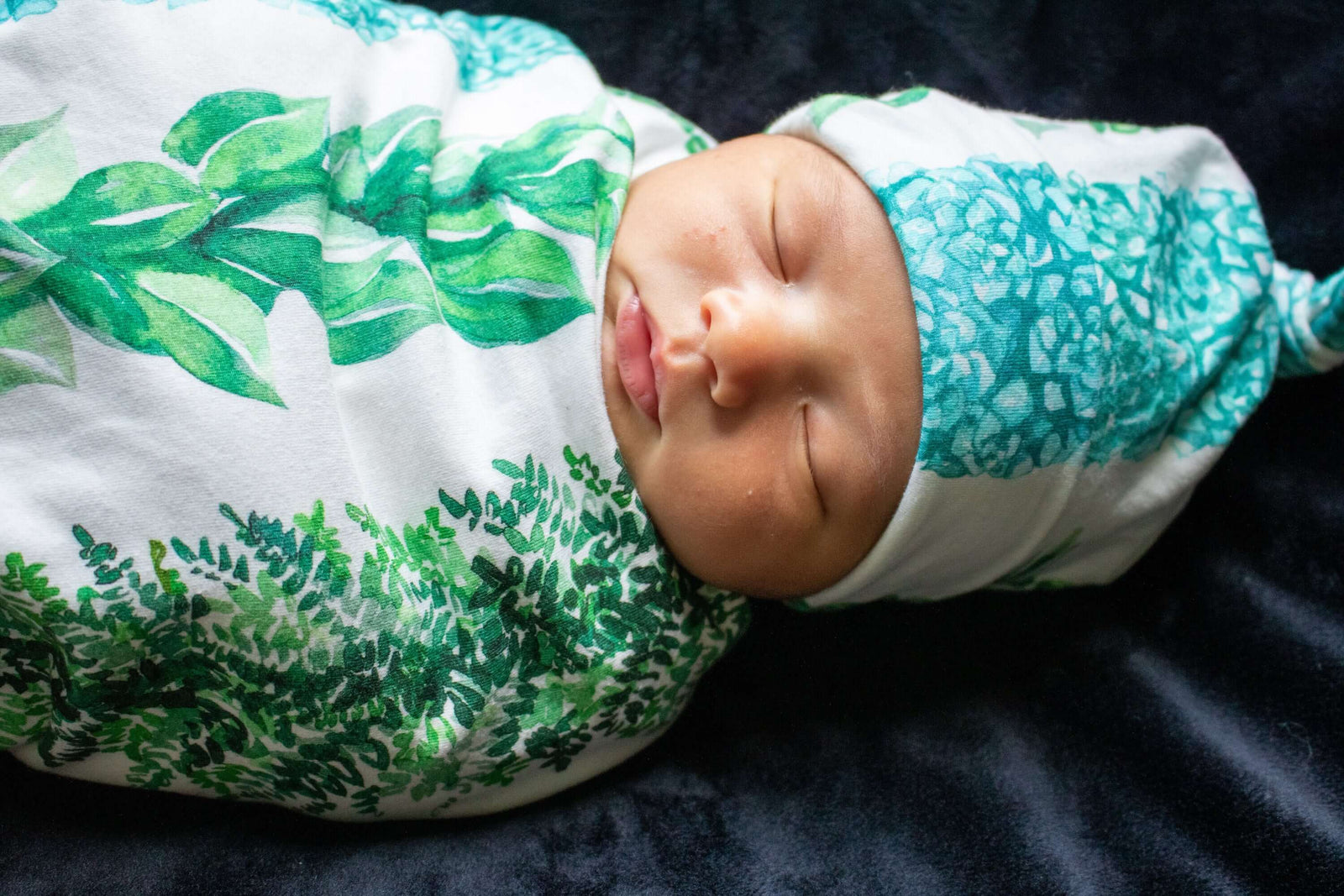 Pop-Up Mākeke - The Keiki Department - Aloha Baby Gift Set - Lei Omaomao - In Use